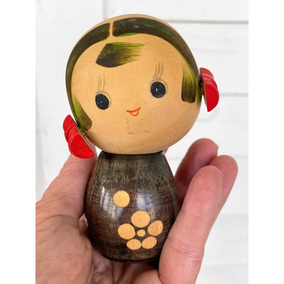 Vintage 1960s Japanese Kokeshi Doll Wood Girll Pigtail Bows 4" - Picture 3 of 9